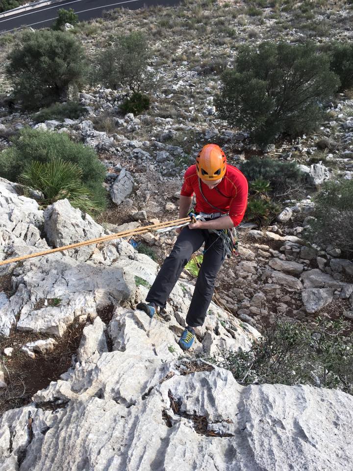 Multi-pitch abseiling skills